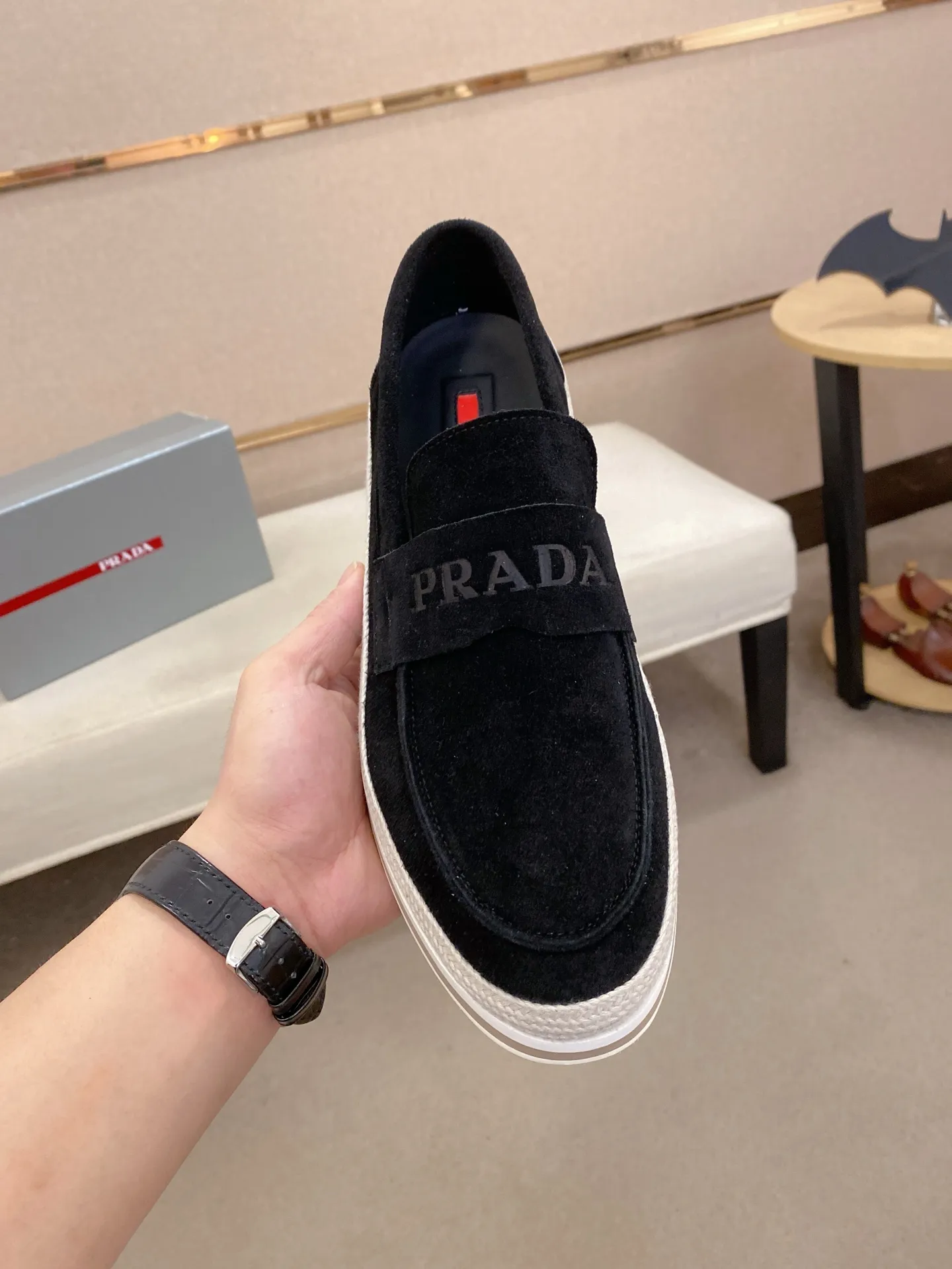 Men's shoes 💰 480💰 ✔️✔️✔️Top high version High-quality new PRADA (Prada) counters are launched at the same time. The new men's shoes and 😘fabrics are purely handmade in Niujing. Lining: Full cowhide lining. 👍🏿High-end☄️Open-molded non-slip rubber outsole, exquisite lines, simple and elegant, comfortable and high-end for leisure travel. Code number: 38-44. Can be customized45